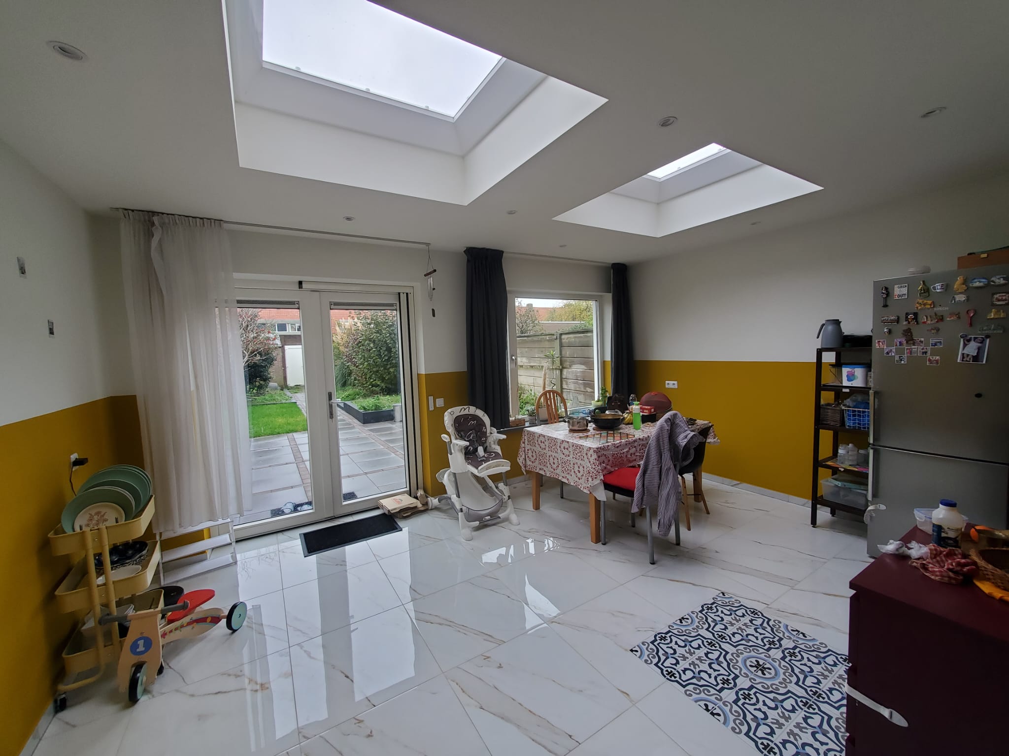 Open keuken met eetruimte, lichtkoepels en marmeren vloer